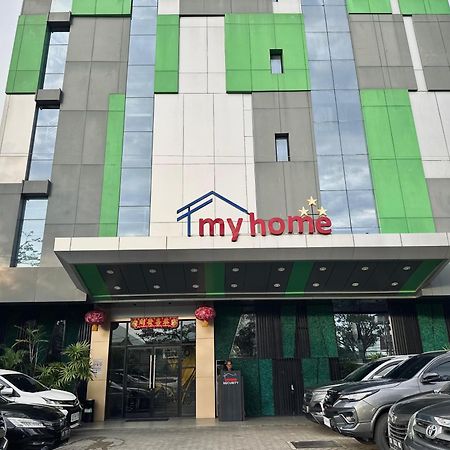 My Home Hotel Pontianak Exterior foto