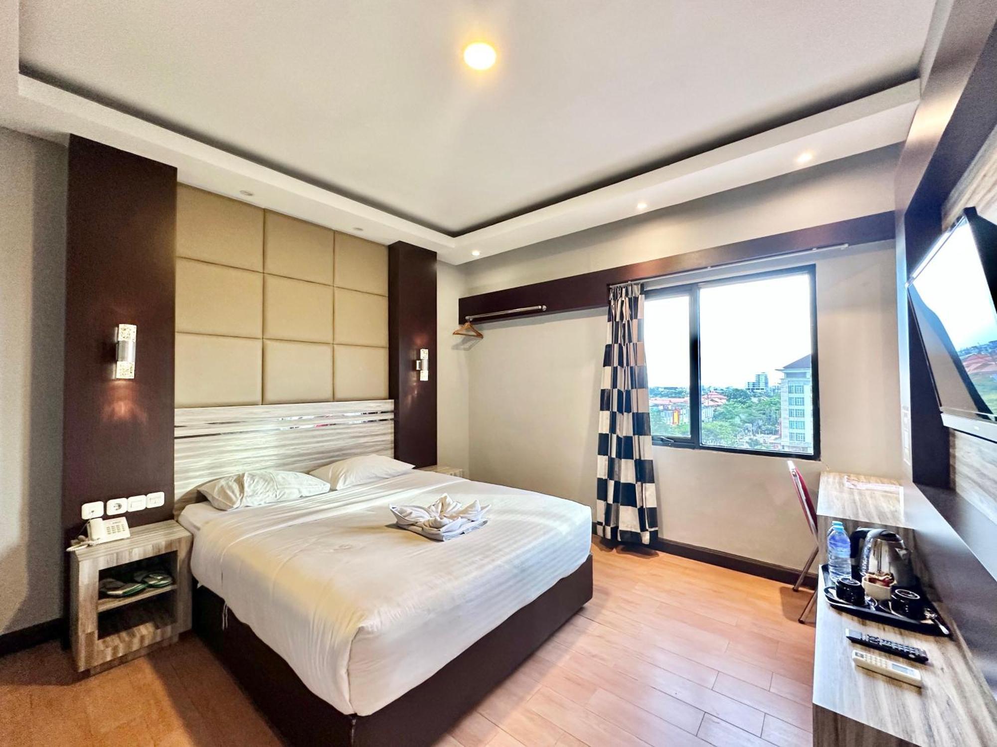 My Home Hotel Pontianak Exterior foto