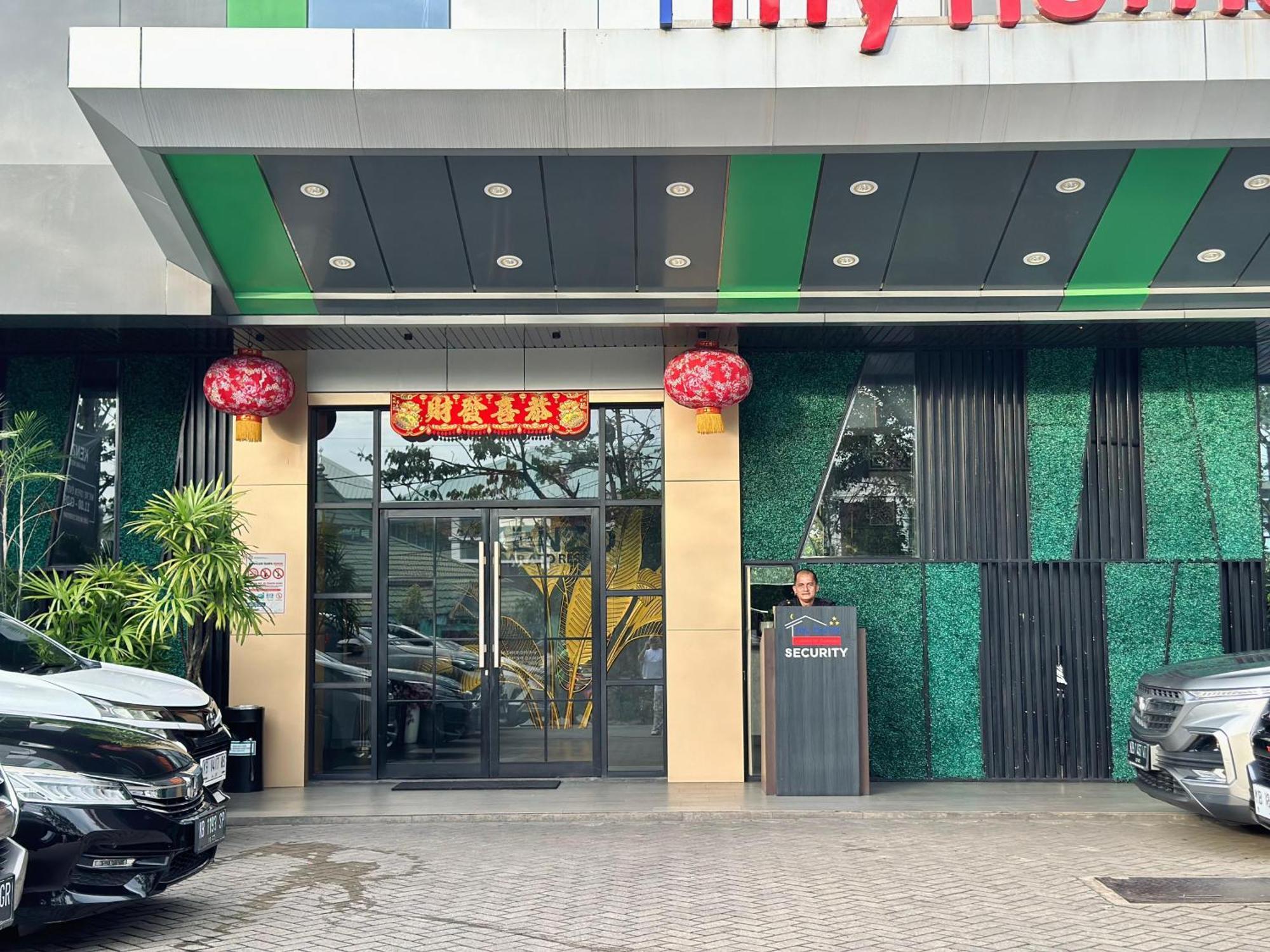 My Home Hotel Pontianak Exterior foto
