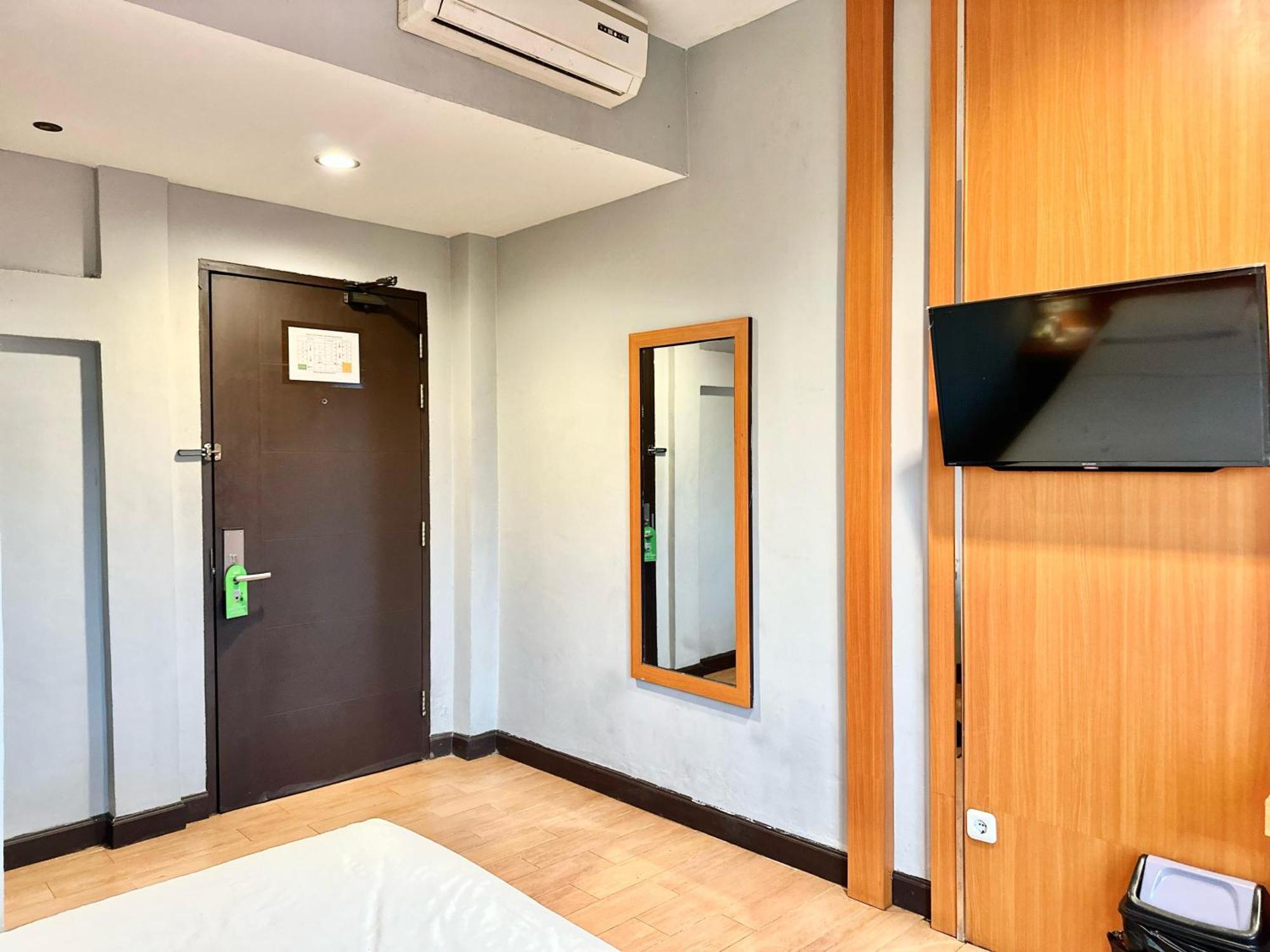 My Home Hotel Pontianak Exterior foto