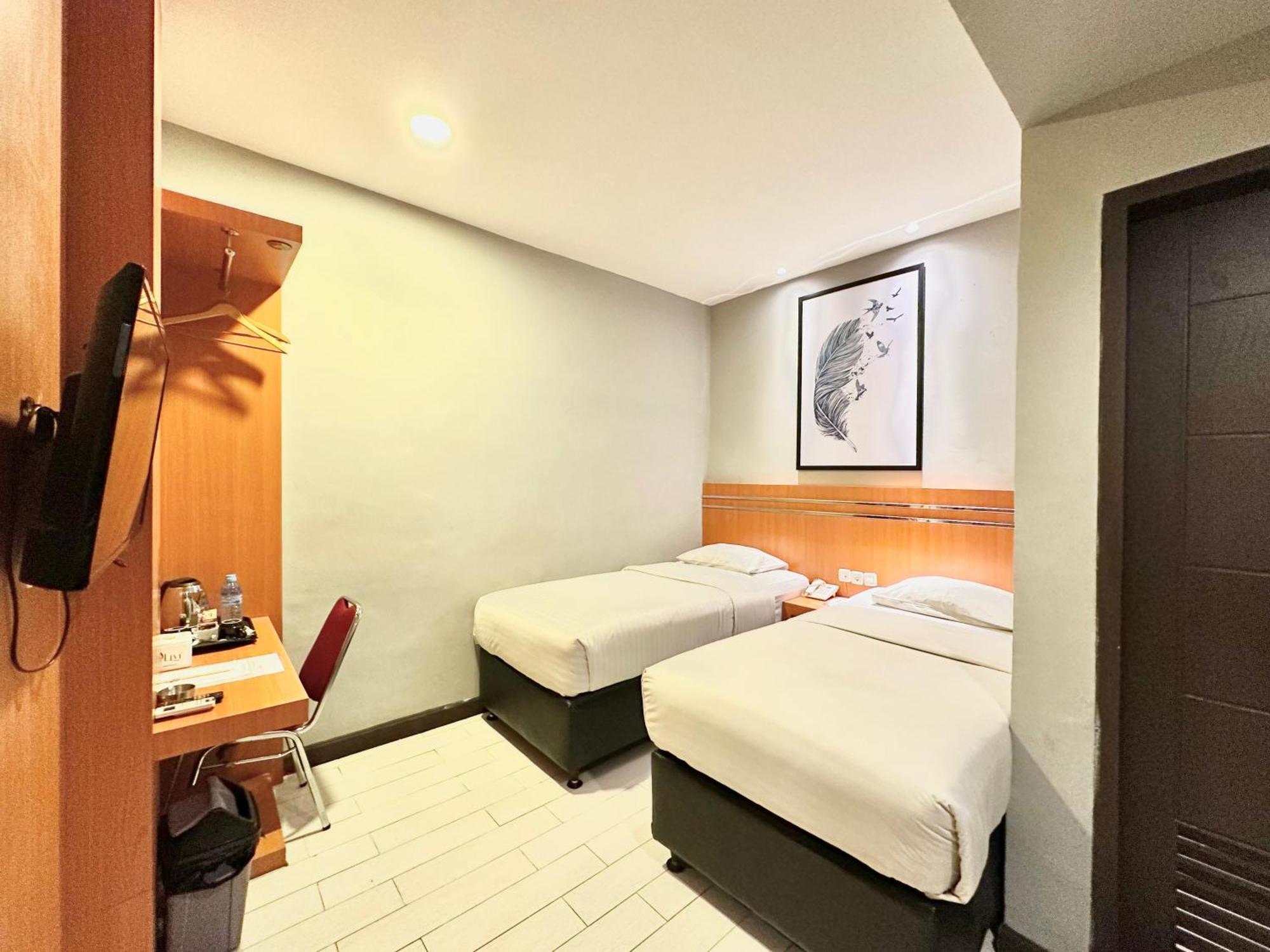 My Home Hotel Pontianak Exterior foto
