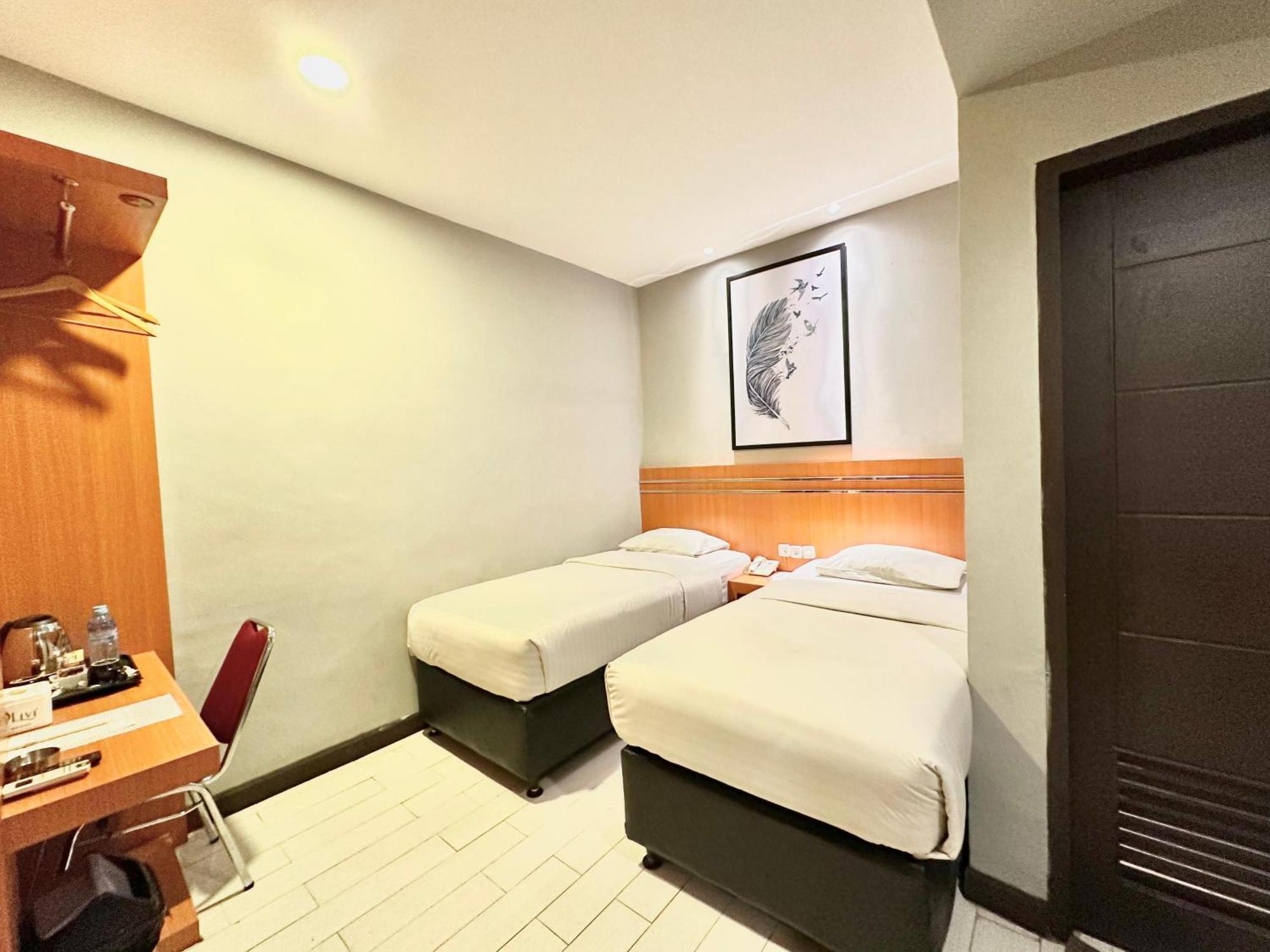 My Home Hotel Pontianak Exterior foto