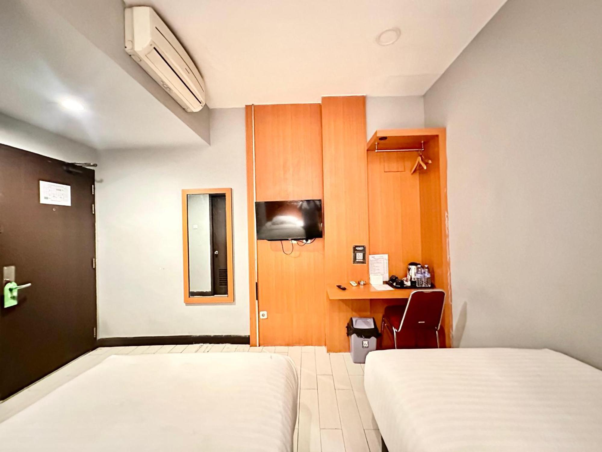 My Home Hotel Pontianak Exterior foto