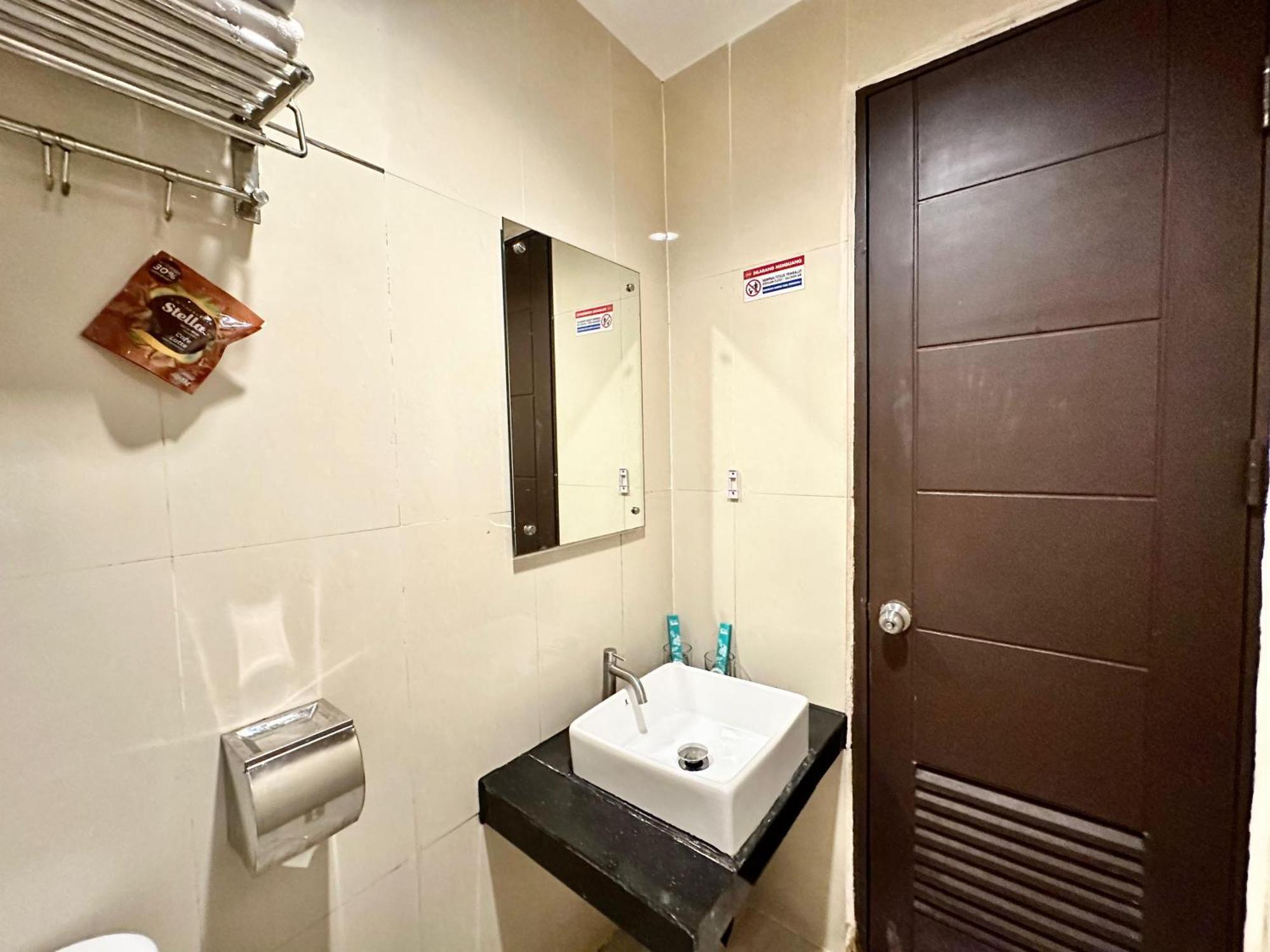 My Home Hotel Pontianak Exterior foto