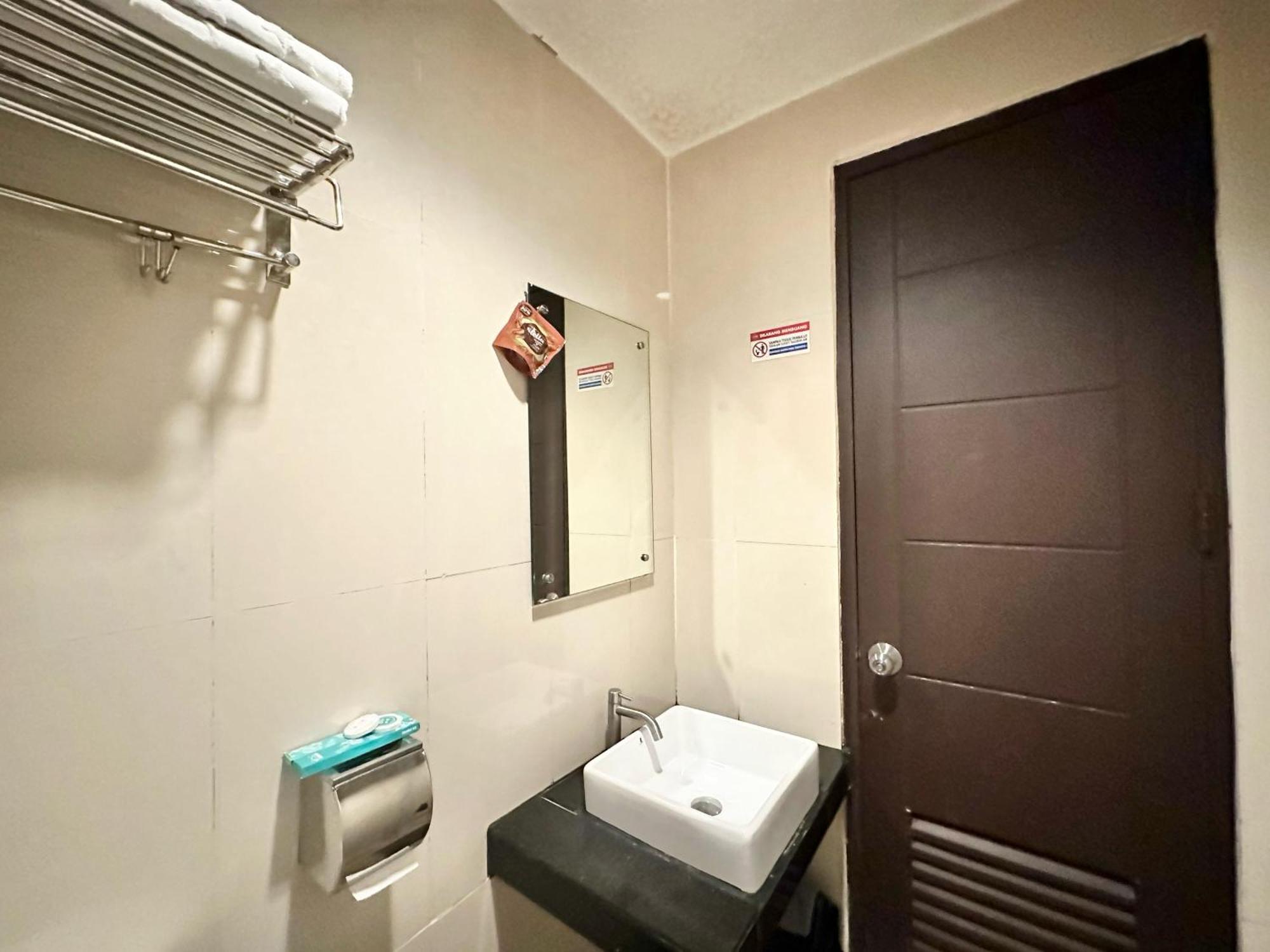 My Home Hotel Pontianak Exterior foto