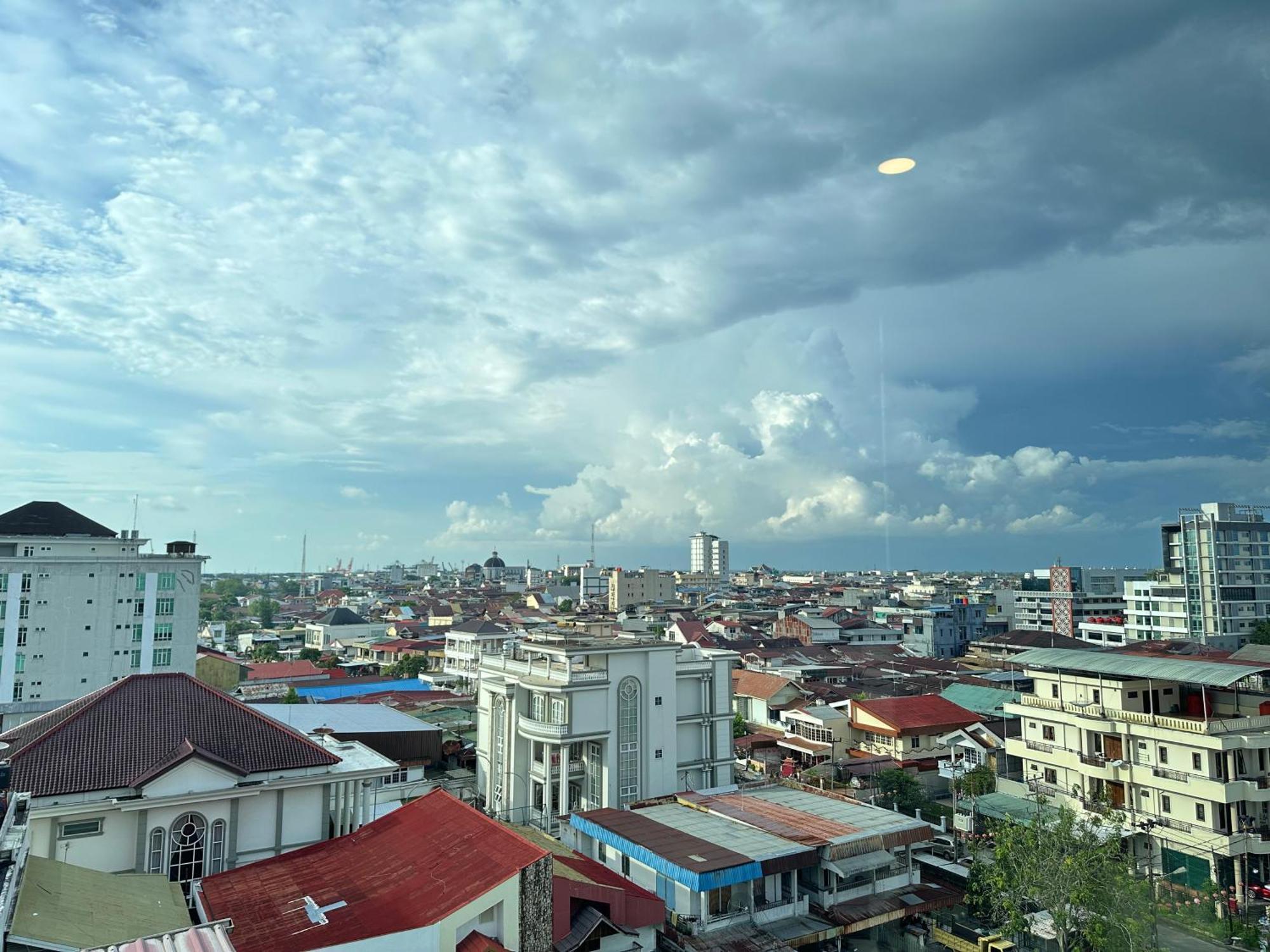 My Home Hotel Pontianak Exterior foto